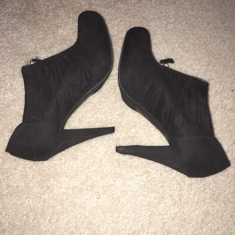 BOOT HEELS- women’s shoe great condition